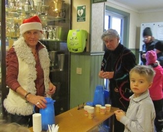 Julmarknaden <br />Glögg och pepparkakor till alla besökare