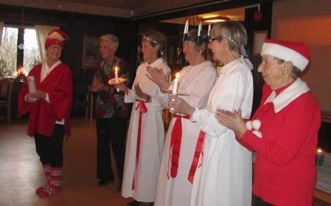 Lucia 2015 Britt-Mona, tärnor Gunnel och Barbro,<br />tomtar Gerd och Ruth