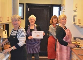 Ulla, Karin, Birgitta och Bibbi skötte serveringen<br />på tipspromenaden 