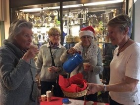 Ulla serverar glögg till alla gästerna.