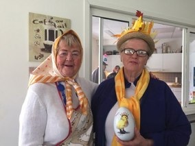 1:a pris till Bibbi för bästa påskhatten<br />gratuleras av Britt-Mona