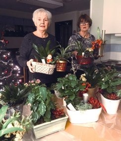 Rosita och Susanne fixade många julgrupper till blomsterlotteriet.